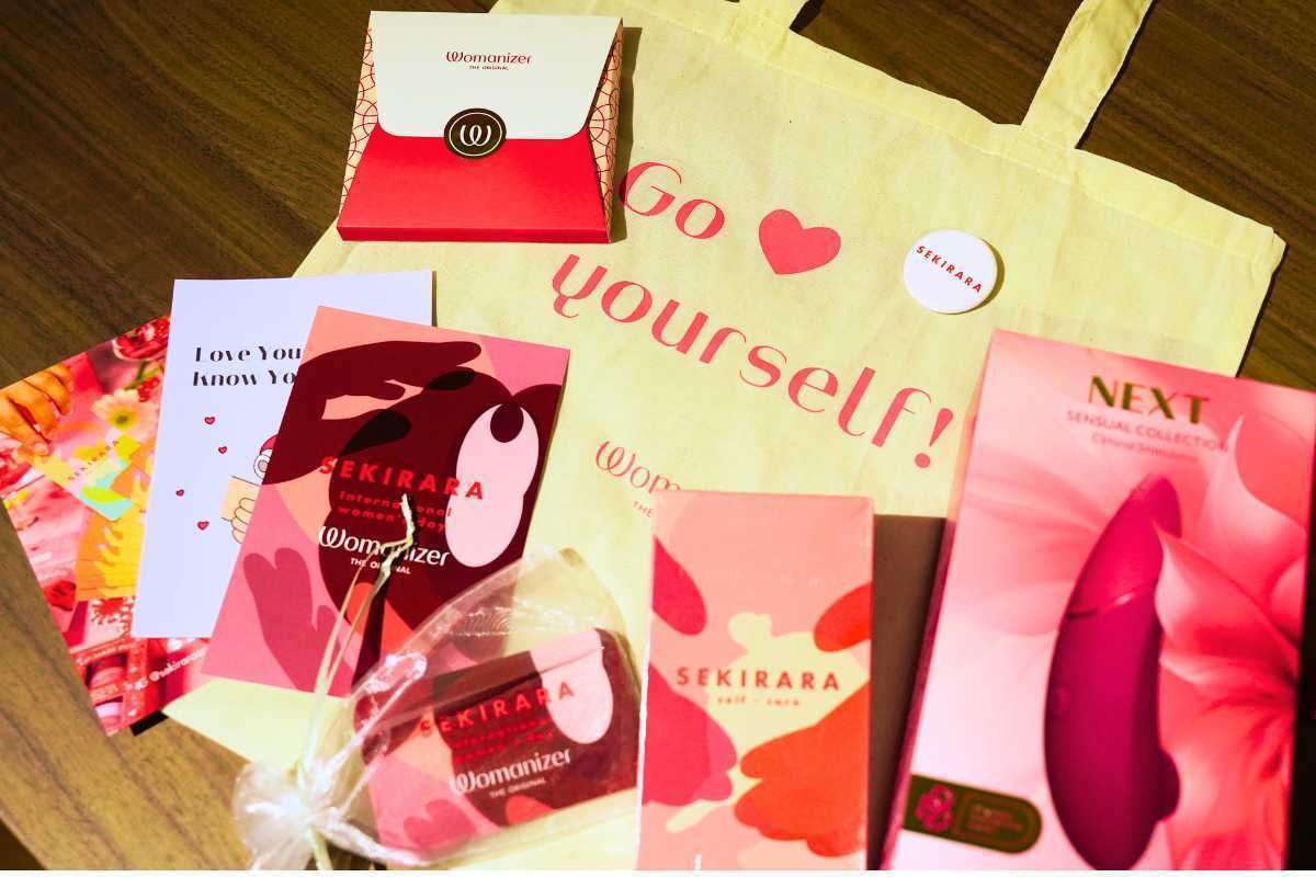 ウーマナイザー製品・セキララカード・"go yourself!"トートバッグが並ぶテーブル