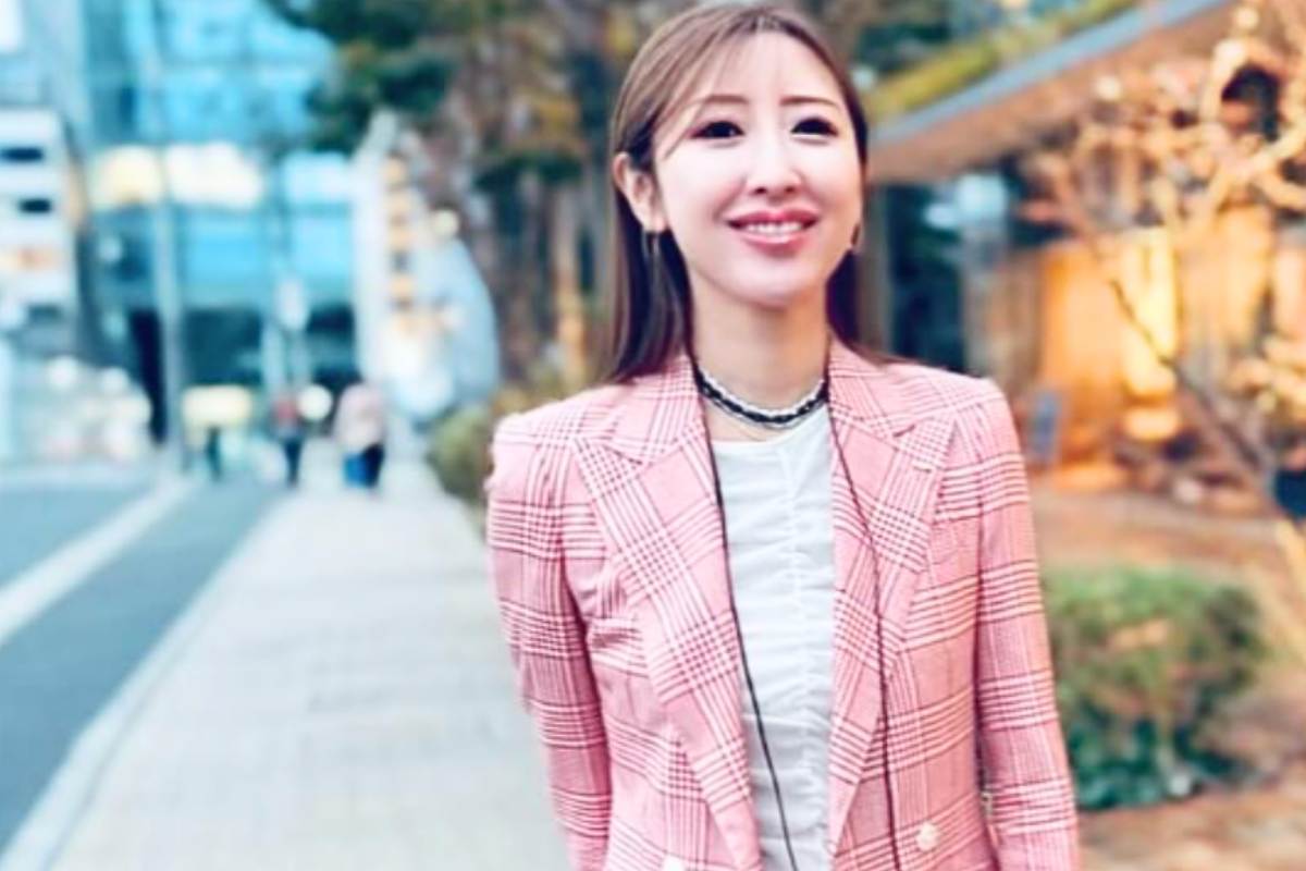 正面を向いて歩いていく勝友美