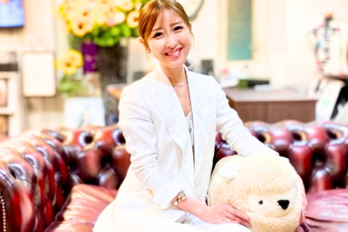 ソファに座る笑顔の勝友美