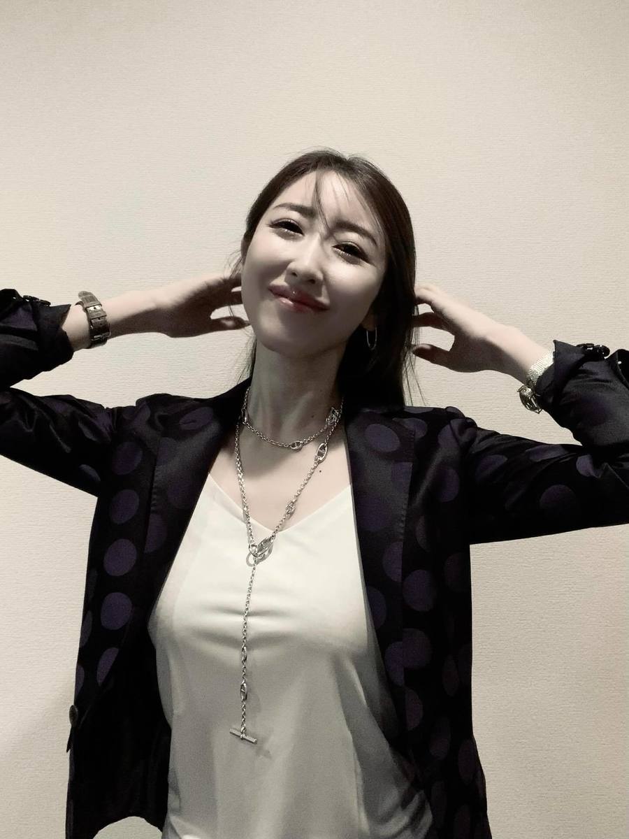 ソファに座る笑顔の勝友美