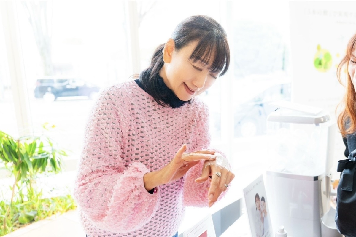 コスメの使い方を指導する藤原美智子さん