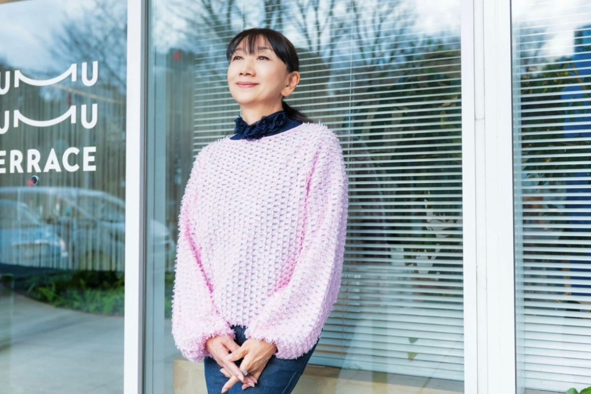 空を見上げる藤原美智子さん