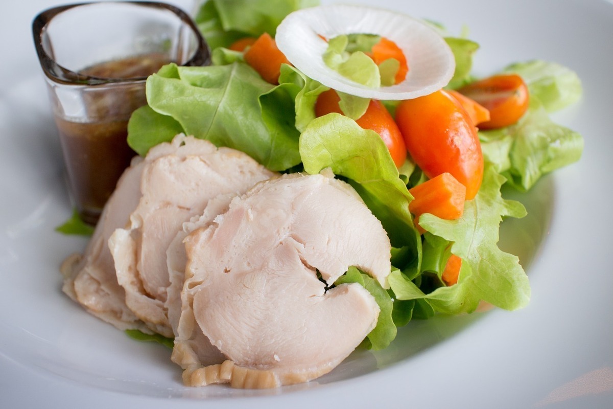 昼食は白身の肉をチョイスして、バランス良く食べる