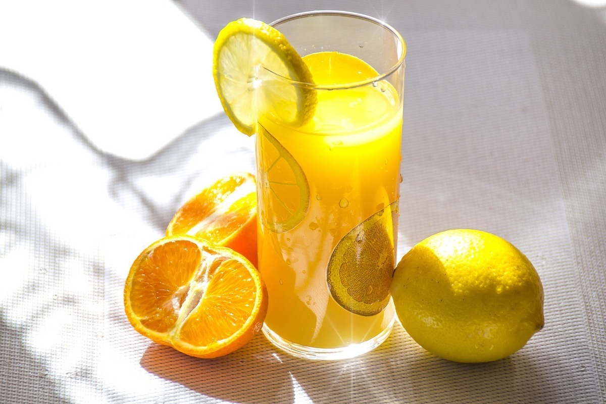 体を起こす柑橘系のジュース